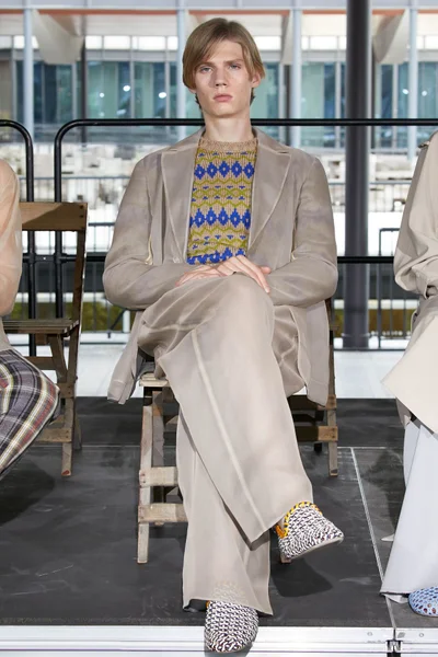 Look 18